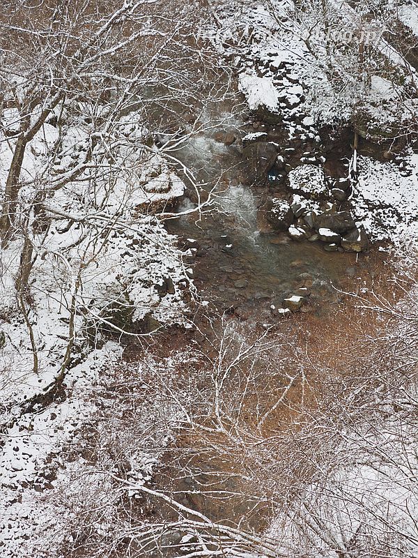 雪の渓流1