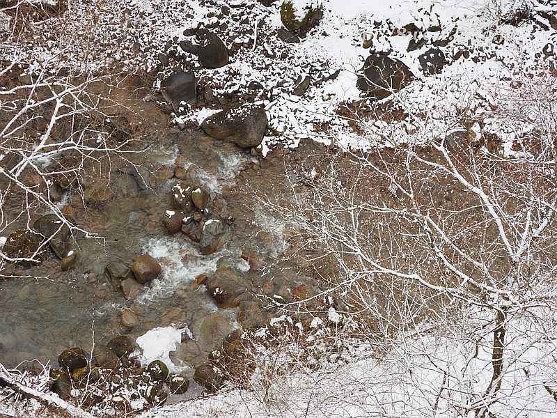 雪の渓流2