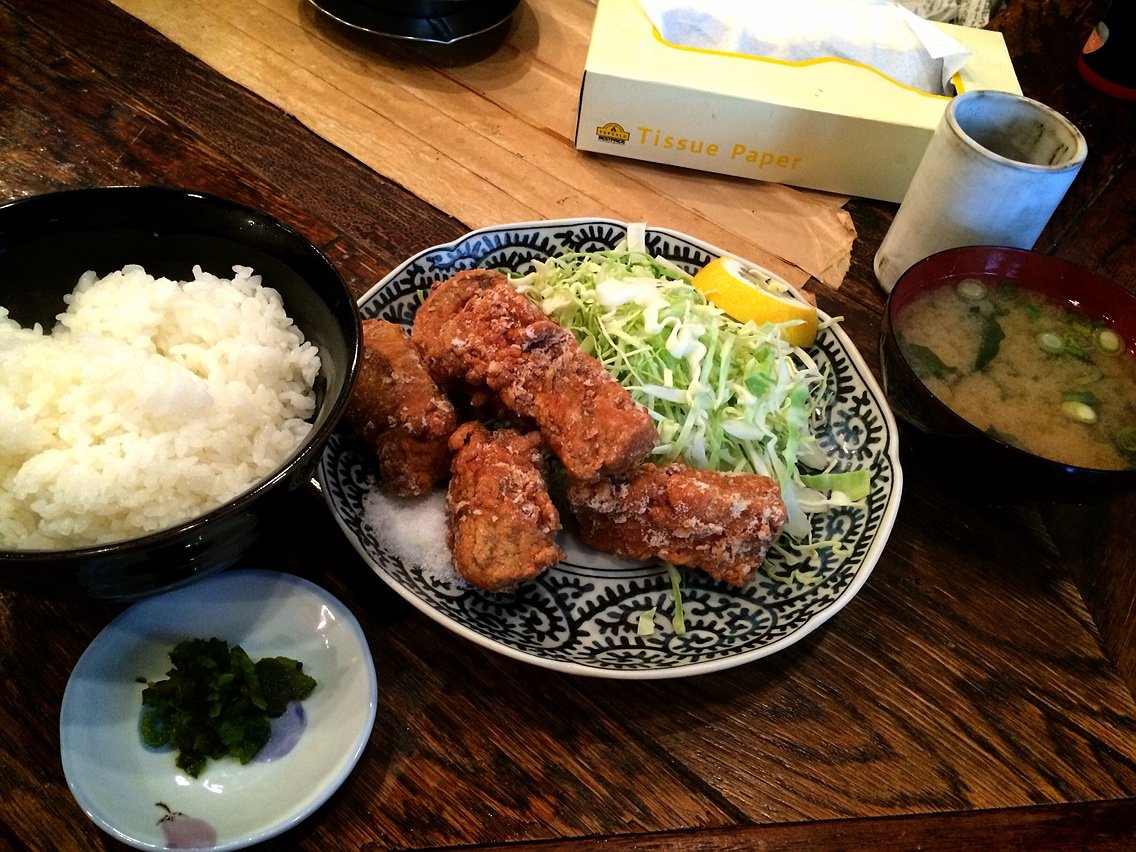 から揚げ定食 まぐろ小屋 Nabegonの金魚のあぶく