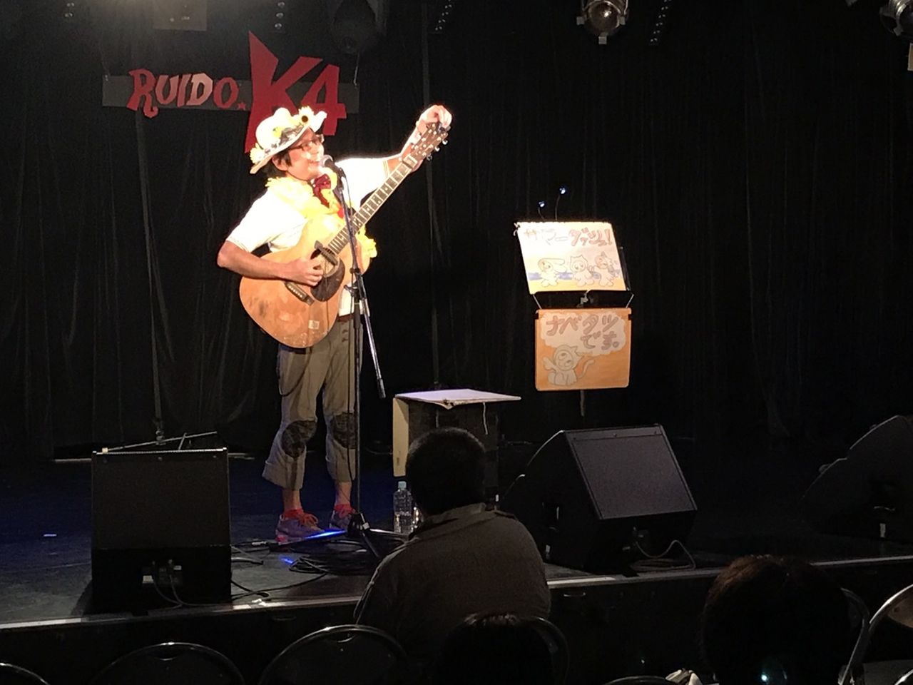 カナダの美術展で小鳥が歌い、ギターを弾く