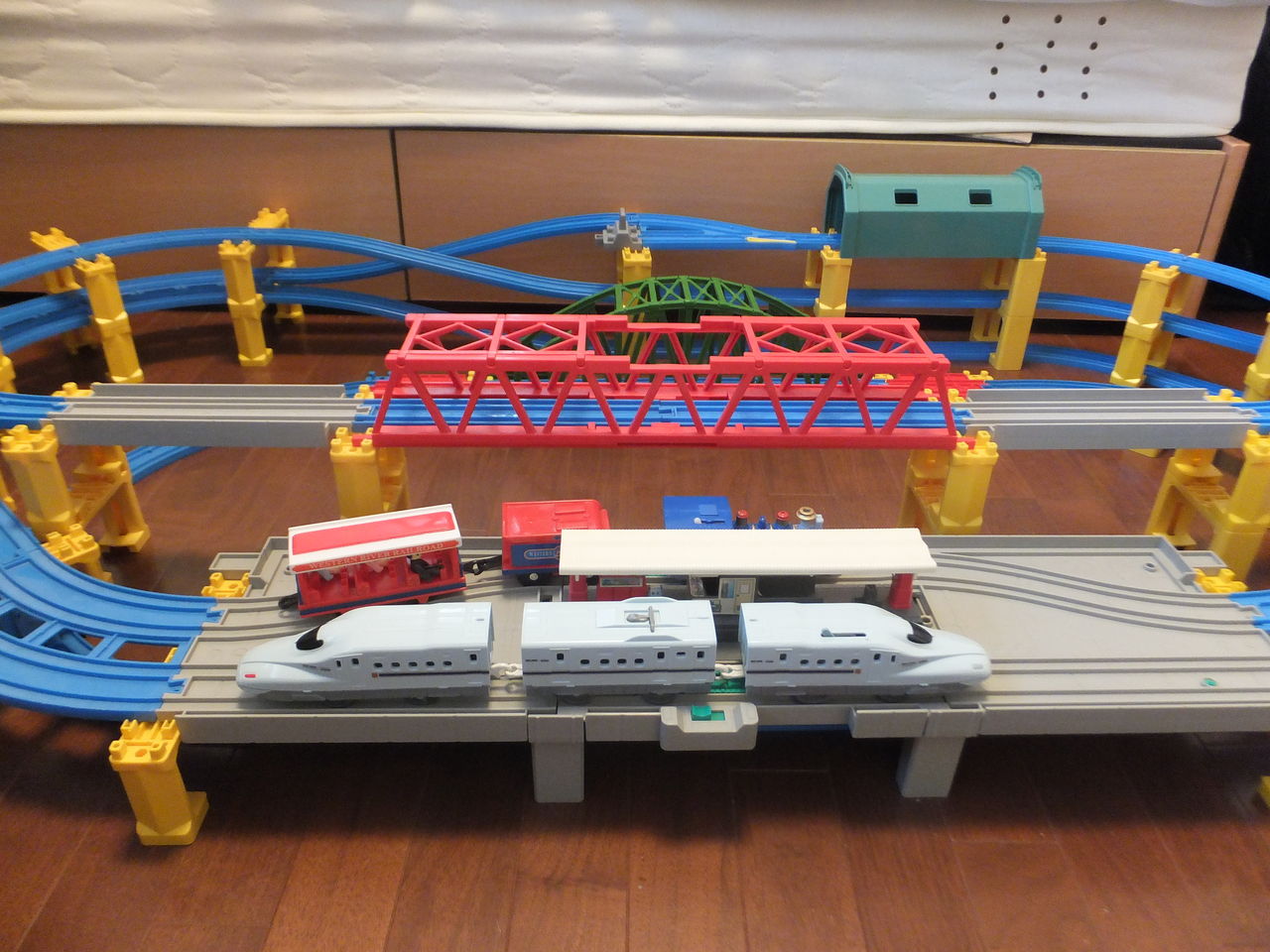 高架駅を使った立体1畳プラレール ナブーカのマジックスチーム158