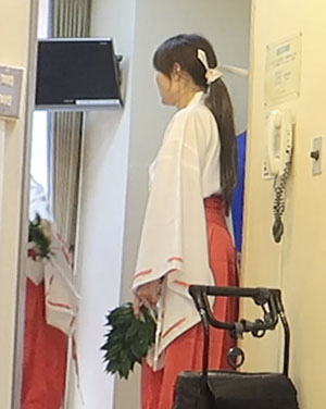 楽屋で衣装合わせ