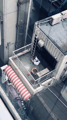 【画像】ﾒｲﾄﾞｶﾌｪの女さん、屋上で休憩中のところを撮られるｗｗｗｗｗｗｗｗｗｗｗ