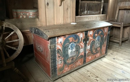 この赤いチェストはノルウェーからの輸入品で、当時のペイントのまま