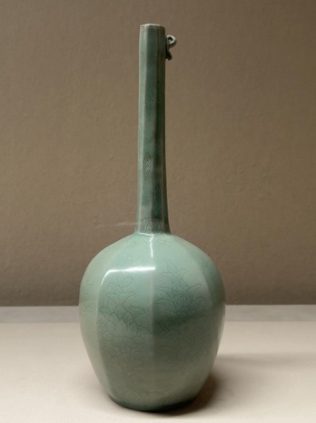 安宅コレクション　青磁陽刻　牡丹蓮花文　鶴首瓶　高麗時代12世紀