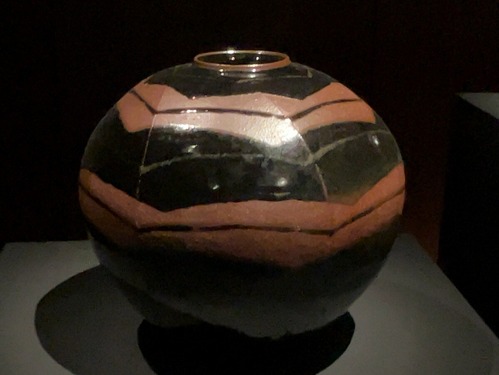 成良仁「黒釉波紋面取壷」1981