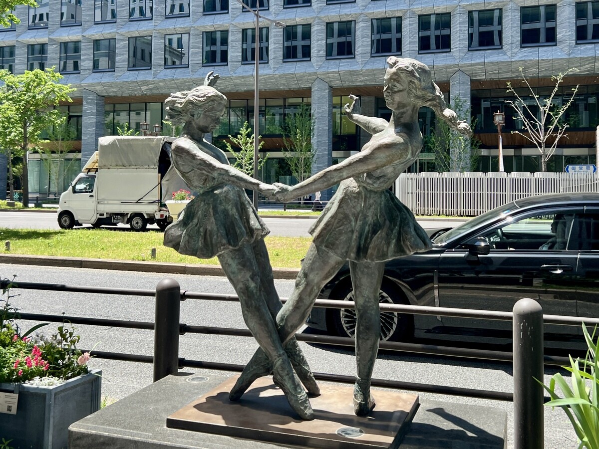 彫刻家松阪節三ブロンズ母子象パブリックアート