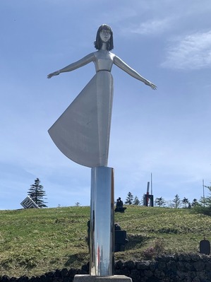 関正司「Wind Dancer」1980　スカートは風により向きをかえる