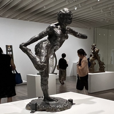 001エドガー・ドガ Edgar Degas「右手で右足を持つ踊り子」1896-1911