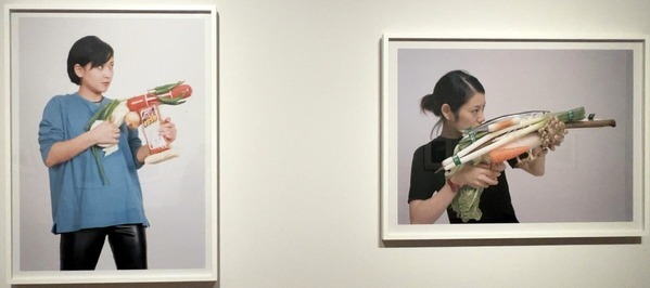 小沢剛「ベジタブル・ウェポン ー 部隊鍋／ソウル」2001