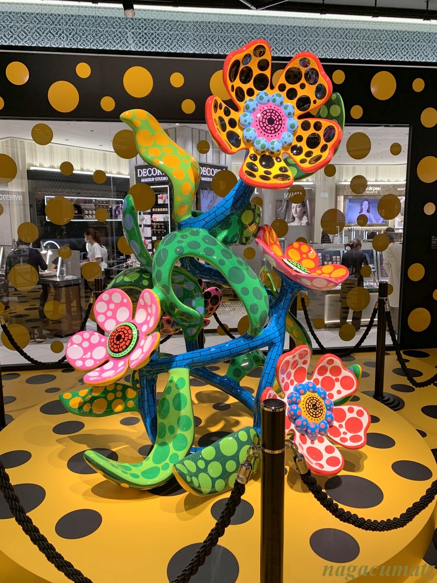 ヴーヴ・クリコ」× 草間彌生“花＆水玉”の限定デザイン シャンパン  