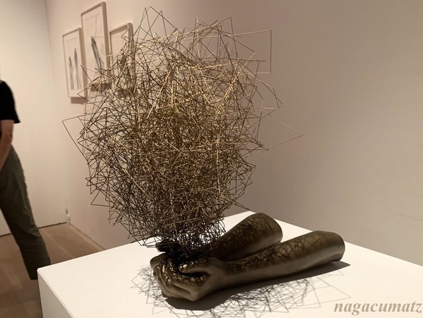 手の中に　2017　ブロンズ、真鍮、鍵、針金、ラッカー