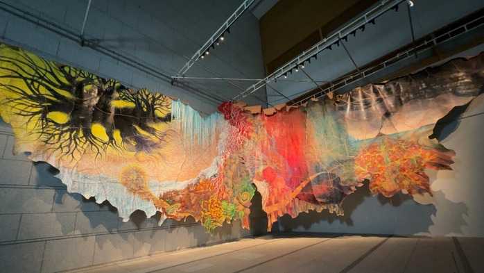 鴻池朋子「皮緞帳」2015-2016