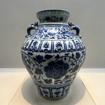 25　青花　牡丹唐草文　双耳壷　景徳鎮窯　元時代14世紀