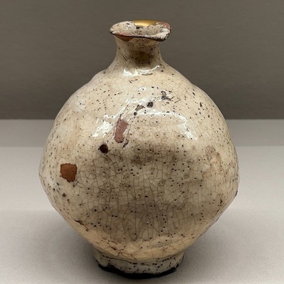 安宅コレクション　粉青粉引　瓶　朝鮮時代16世紀