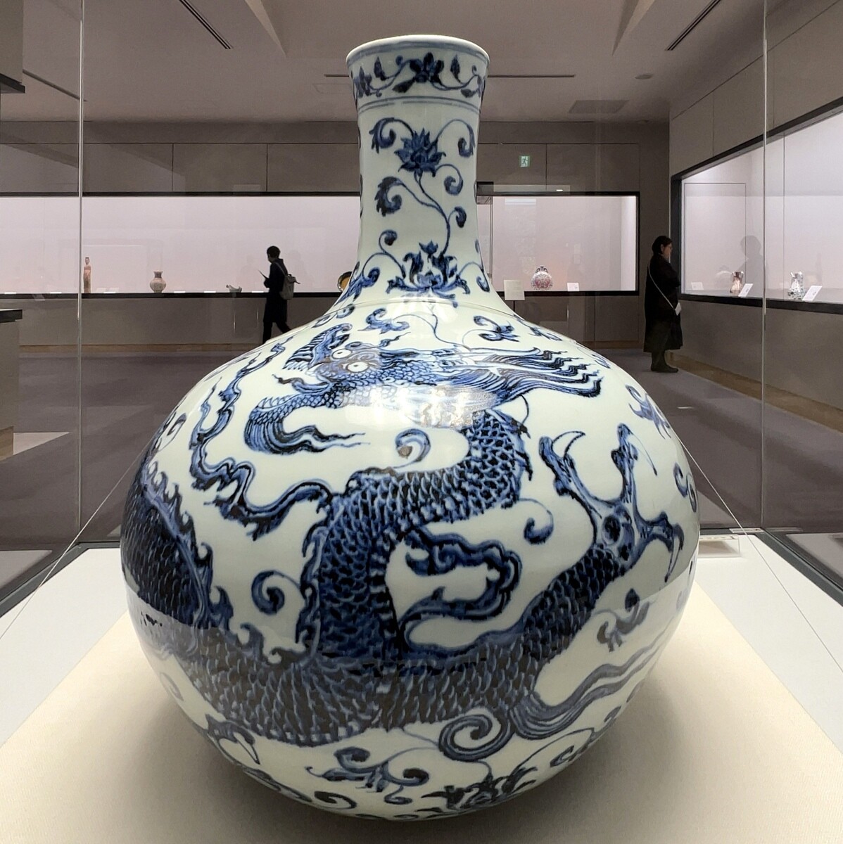 中国美術 福建省青花人物一対 高さ29㎝ 東Y7-0520⑤ 開館50周年記念展 -2- @ 松岡美術館 (2月'25) : 徒然なる all