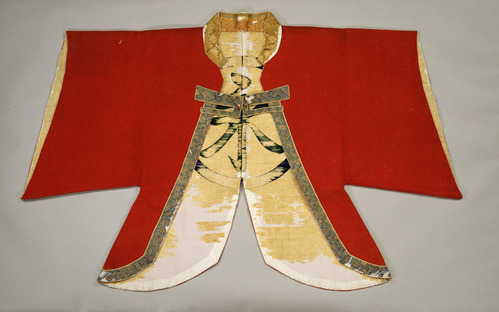 陣羽織　猩々緋羅紗地違鎌模様　桃山時代