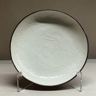 上海博物館　白磁印花雲龍文盤　北宋時代（960～1127）定窯