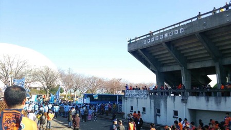 J2・J3入れ替え戦試合前讃岐の入り待ち