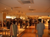 トイーゴ開店賑わう洋服の店