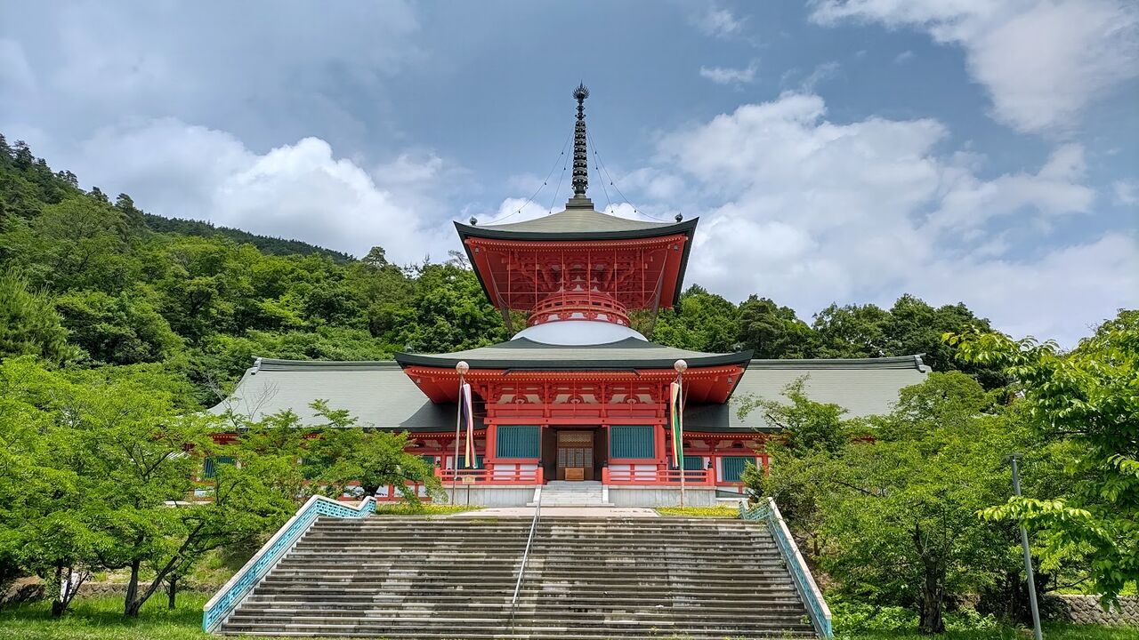 戦後初の御開帳に完成の 善光寺雲上殿 から本堂を望む 小林玲子の善光寺表参道日記