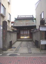 明行寺入り口