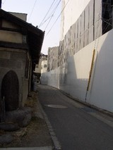 清水小路、庚申塚と駐車場