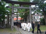 湯福鳥居をくぐる