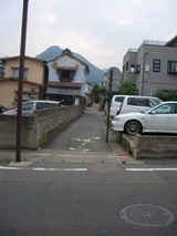 小路と最初に交差する道路