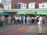 映画館前