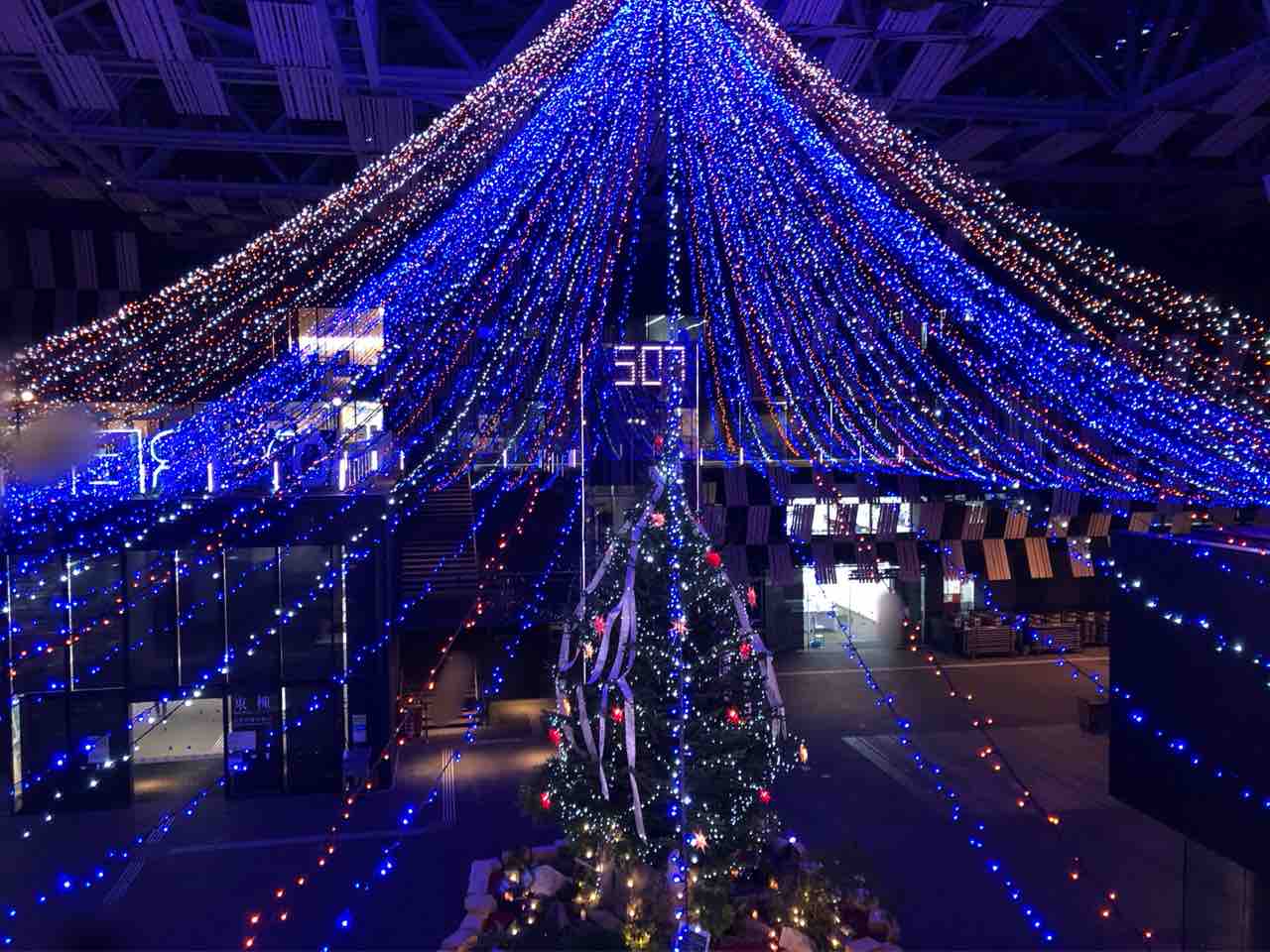 今年はホワイトクリスマスツリー アオーレ長岡ナカドマ で Aollumination21 22 アオルミネーション 開催 11月13日 22年2月13日 クリスマスツリーは12月26日まで ながおか通信