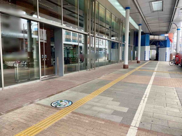 マンホール周辺