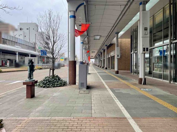 マンホールナイショ像