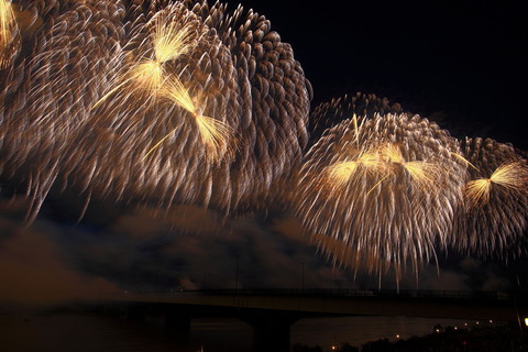 150521_1280px-Phoenix_Fireworks_at_Nagaoka_Festival_2011
