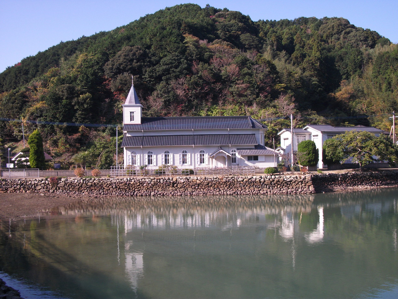 水面に映える白亜の教会 中ノ浦教会 新上五島町 アトリエ隼 仕事日記