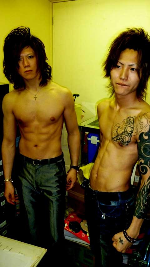 裸になって名古屋のホストクラブでローラー使って腹筋トレを 6 ホストクラブブログ 名古屋ホスト空のホストブログ