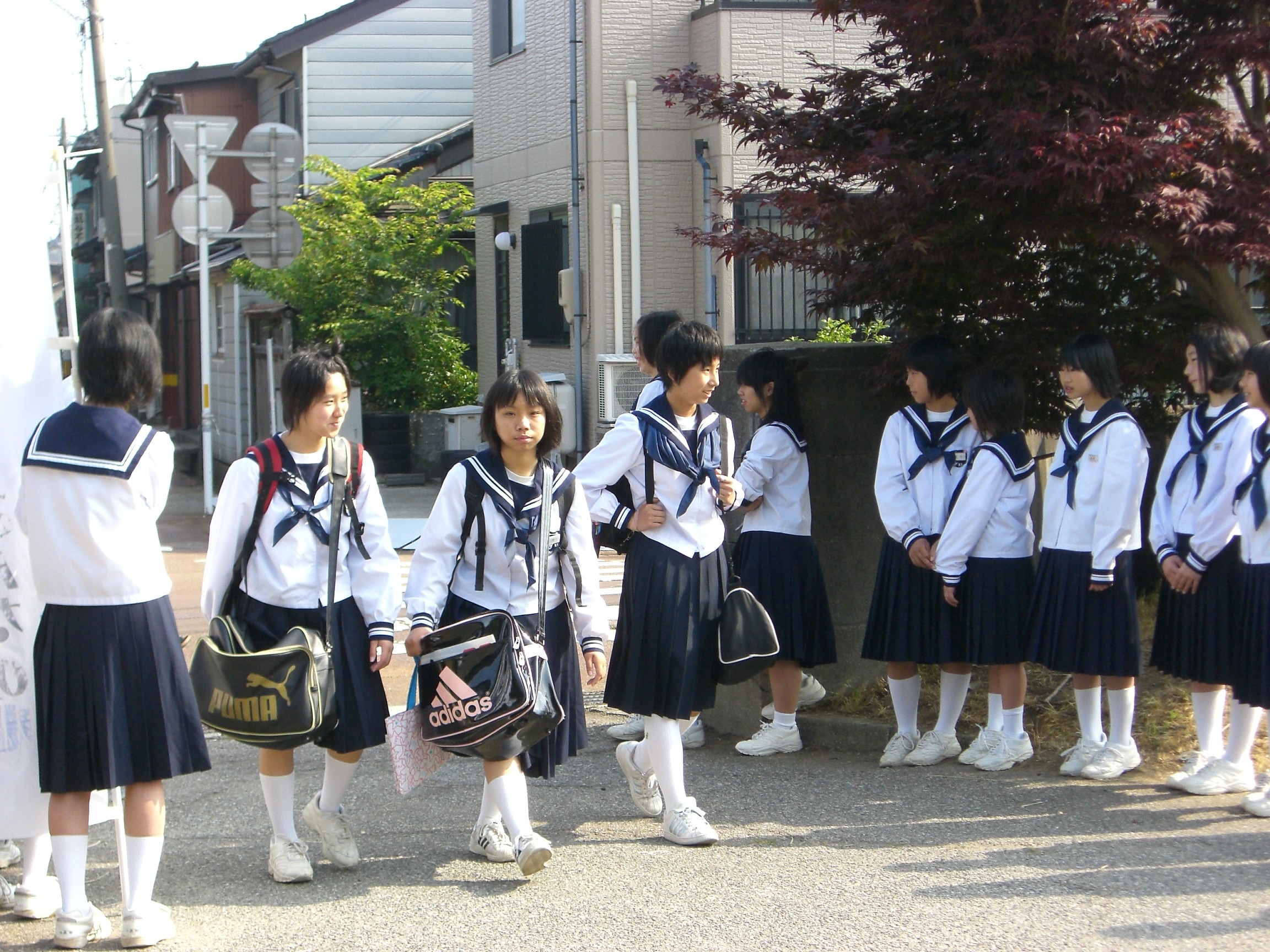 部活動別あいさつ運動 女子バスケットボール部 ようこそ 射水市立奈古中学校へ