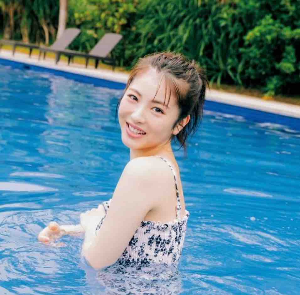 浜辺美波 ハイレグ競泳水着のブログ