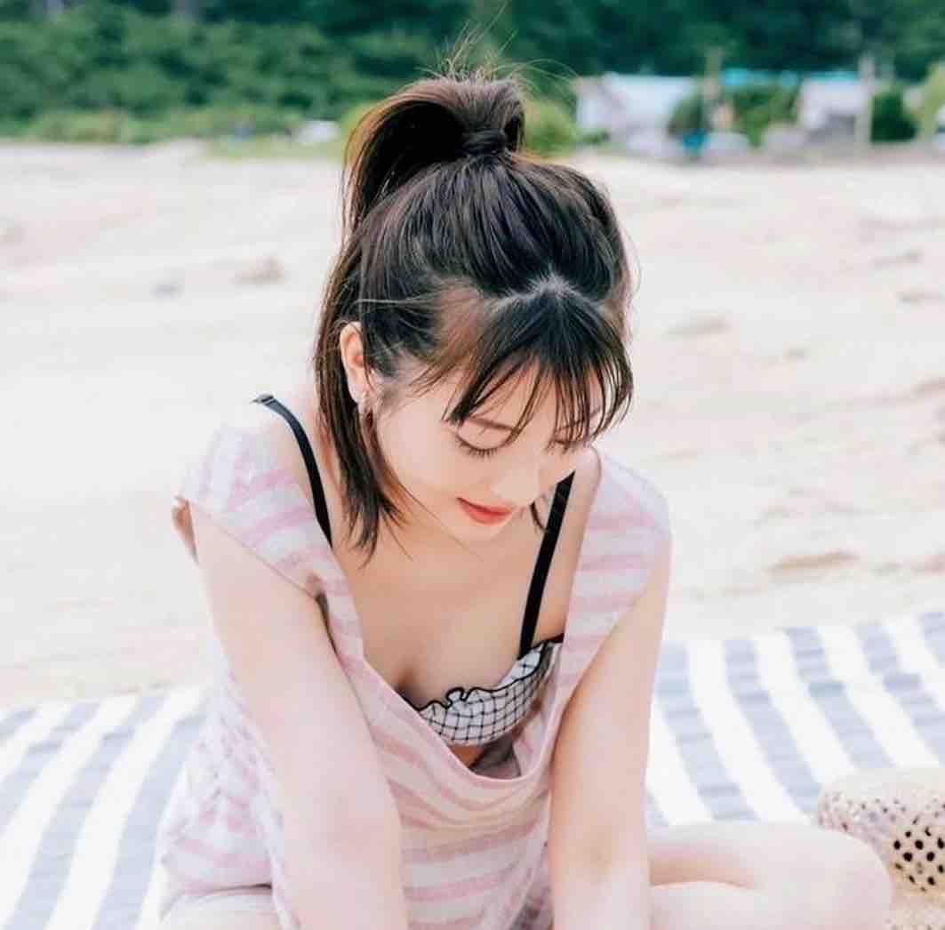 浜辺美波 ハイレグ競泳水着のブログ