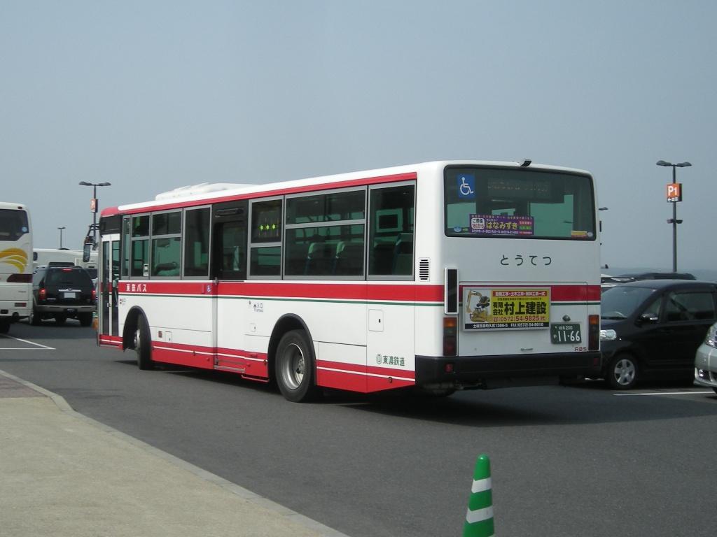 駐車場の中を走るバス 路線バスblog 第二章