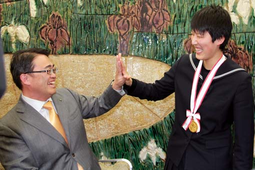 桜花学園高校が 大村知事にバスケ大会優勝報告 名古屋ナビ