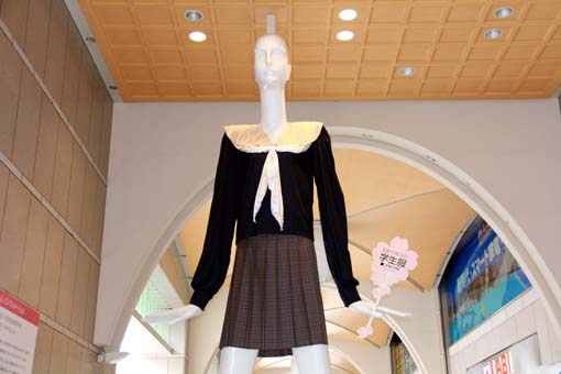 ナナちゃん セーラ服姿の女子高校生に 名古屋ナビ