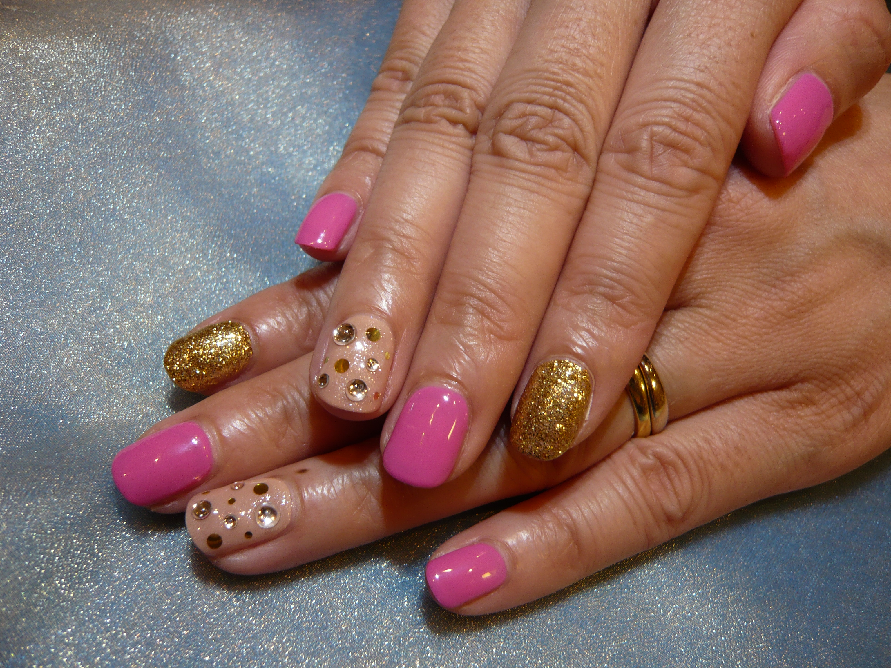 ショッキングピンク ゴールドネイル 大阪塚本 西淀川区のネイルサロン Nails Ku ネイルズ クー のブログ