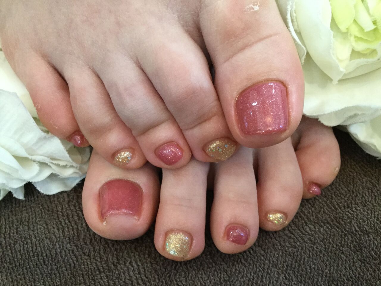 くすみピンク ゴールドの色変えフットネイル 彡 Nail Salon Freestyle