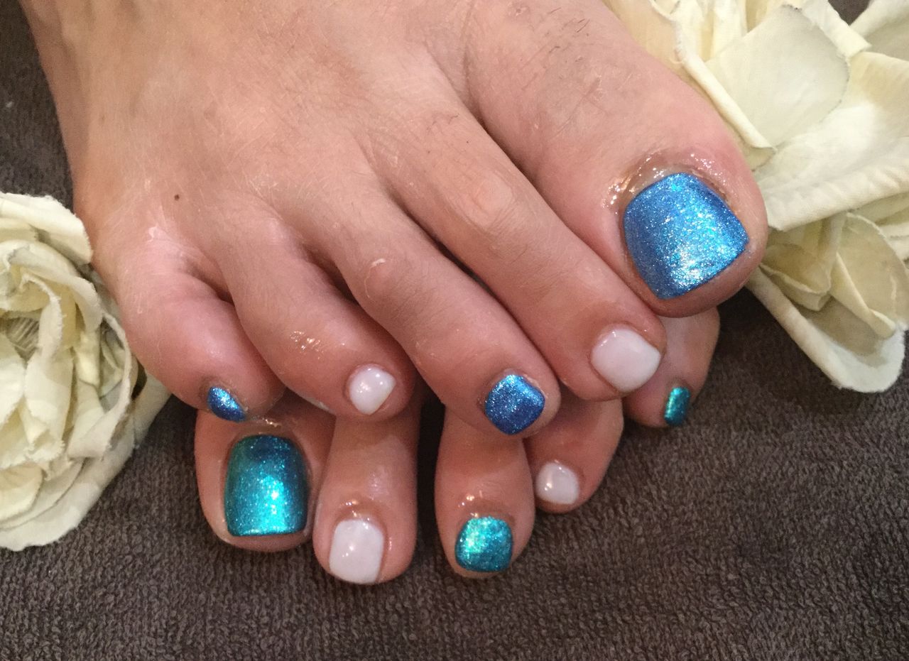 エメラルド ブルーのキラキラ色変えフット Nail Salon Freestyle エメラルド ブルーのキラキラ色変えフット Nail Salon Freestyle