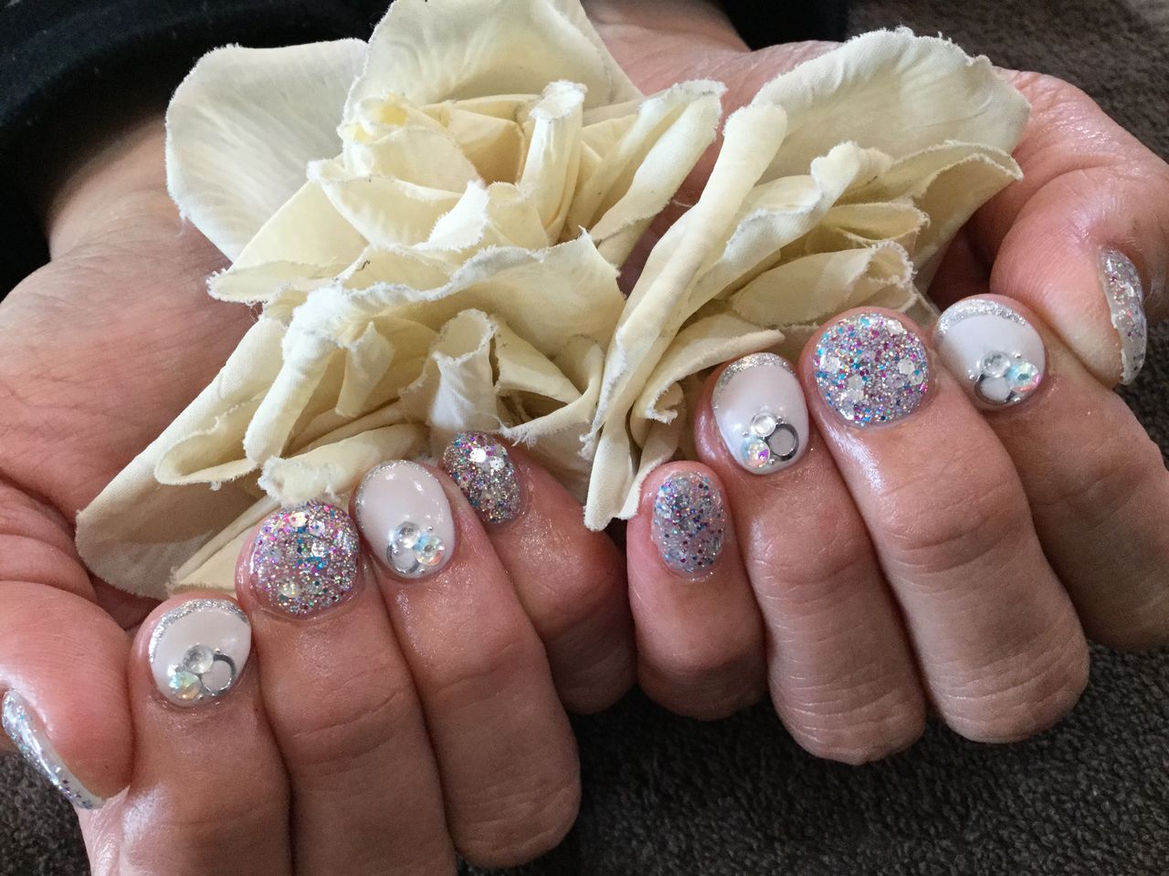 ノスタルジックアイボリー キラキラホログラムの色変え ジェルネイル Nail Salon Freestyle