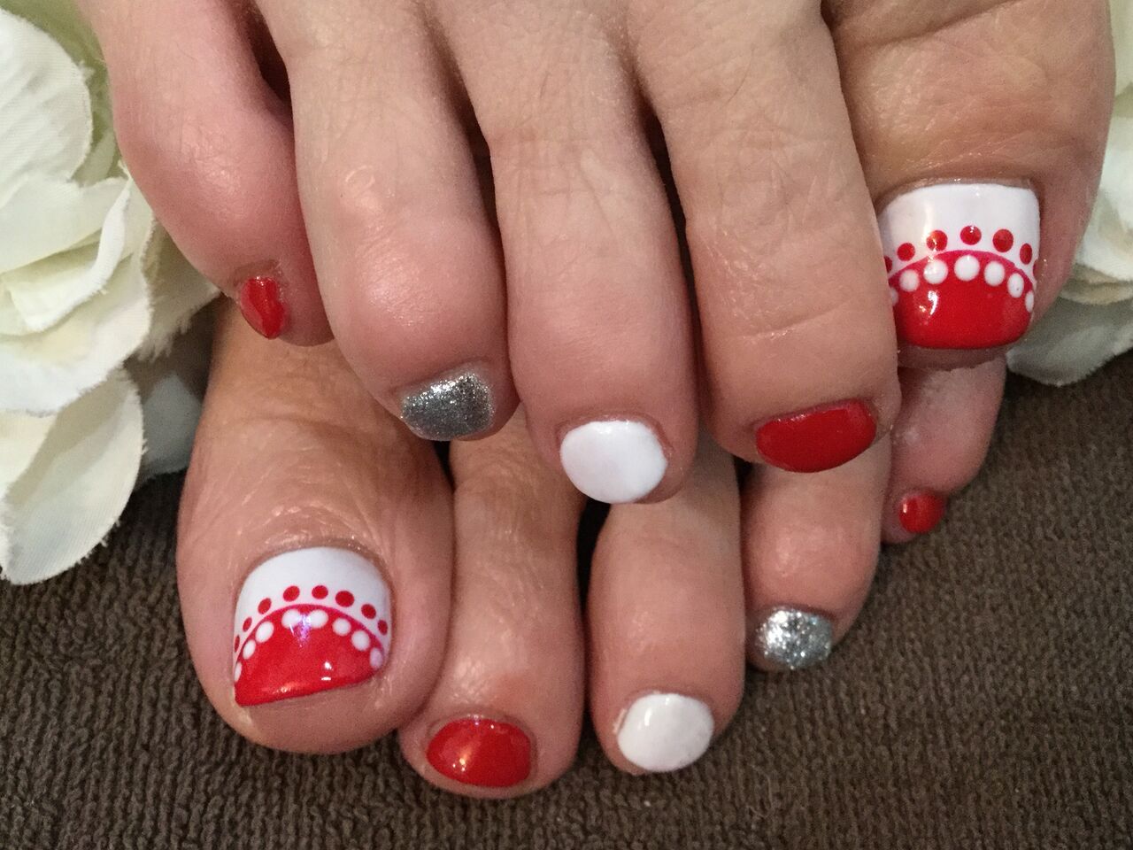 赤 白の個性デザイン ドット柄のフットネイル Nail Salon Freestyle
