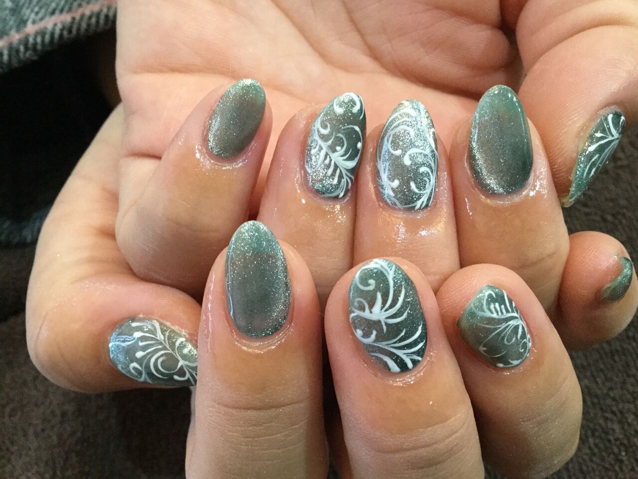 ラインアートで魅せる ギャラクシーエメラルドグリーンのキラキラワンカラーネイル Nail Salon Freestyle