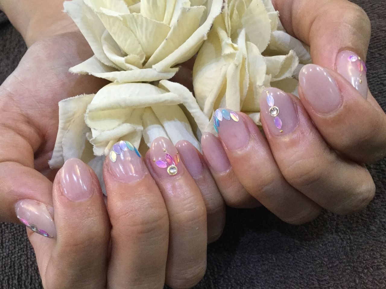 ポイントリーフホロがキラリ グレージュネイル Nail Salon Freestyle