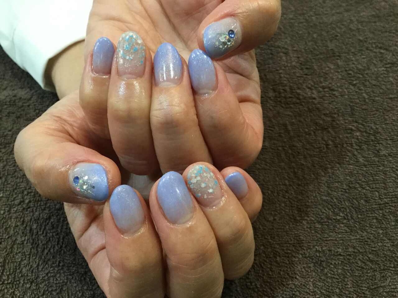 ストーンがキラリ！大人ブルーのグラデーションネイル✶ : Nail Salon 